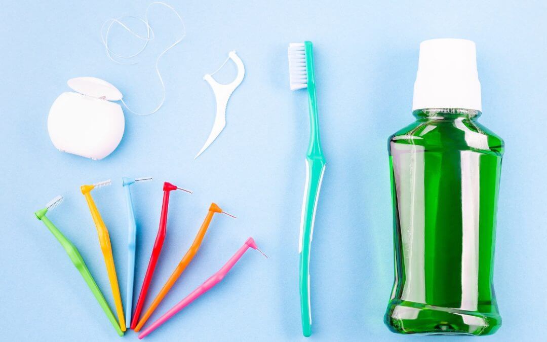 Dôležitosť dentálnych pomôcok na čistenie medzizubných priestorov